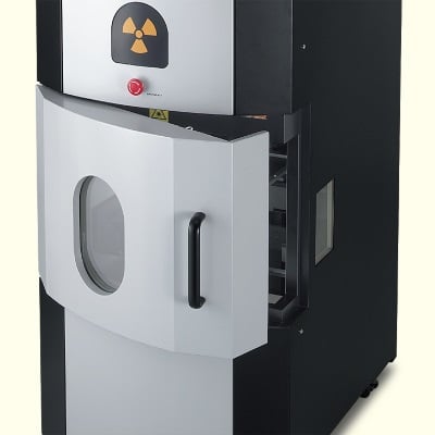 装置の真ん中の扉が少し開いている