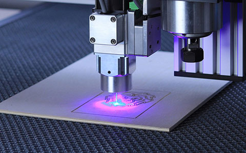 レーザーとは？産業用機器への活用について解説｜松定プレシジョン