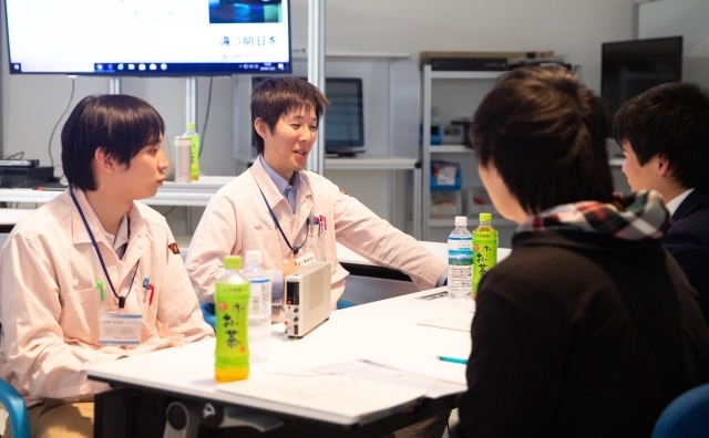 弊社技術者２人と参加者３人が座談会している様子です。