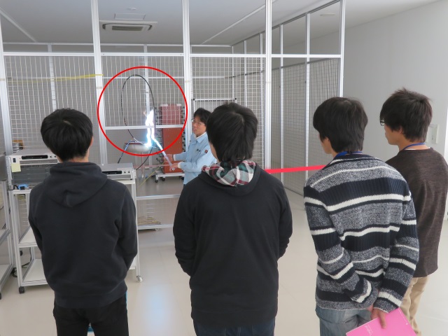 参加者が社員がやった放電シーンを見ている写真です。